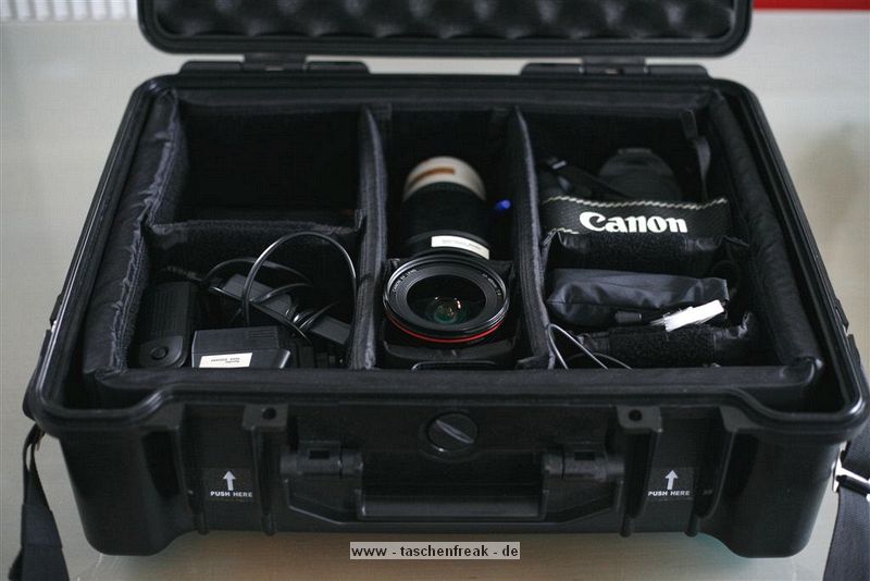 Foto von Leo Korn - DANKE DAFR !\n\nKommentar des Nutzers:\nB&W international\nOutdoor cases\nType 60\n\nDas Teil ist wasserdicht und staubdicht. Bruchsicher und sieht auch gut aus.\nSuper verschlsse kann mit schlssern versehen werden. Es gibt insgesamt 3 Grssen.\n\nIch hab darin folgende Ausrstung locker Platz.\n\n2 Bodys mit Bat. Grip\n70  200 L Canon\n17-40 L\n50 1:1,8\nSigma Macro 105\nSigma Blitzgert\nFilter, Akkus, und Zubehr\n\nEtwas gewichtig aufgrund der Fllung\nAber sehr angenehm zu arbeiten.\n\nB&W outdoor.case Typ 60\n\nInnenmae: 475 x 355 x 180 mm\n\nAussenmae: 511 x 430 x 200 mm\n\nGewicht: 5,0 kg\n\nVolumen: ca. 30 Liter\n\n\nAusstattung: \n\n- Leer \n\n(Innenausstattung und Zubehr knnen unten wahlweise dazubestellt werden!)\n\nKoffermerkmale:\n\n- superstabil und stapelbar\n\n- staubdicht, luftdicht, wasserdicht\n\n- individuelle Inneneinrichtungen\n\n- Luftdruckausgleichventil\n\n- Temperaturstabil von -40C bis +80C\n\n- unkaputtbarer Koffer aus Ultra-High-Impact ABS-Kunststoff\n\n- lebenslange Garantie
