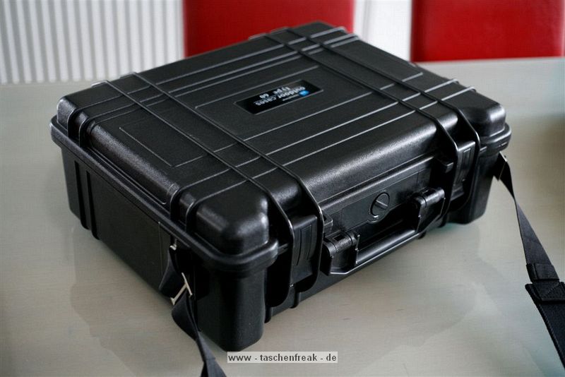 Foto von Leo Korn - DANKE DAFR !\n\nKommentar des Nutzers:\nB&W international\nOutdoor cases\nType 60\n\nDas Teil ist wasserdicht und staubdicht. Bruchsicher und sieht auch gut aus.\nSuper verschlsse kann mit schlssern versehen werden. Es gibt insgesamt 3 Grssen.\n\nIch hab darin folgende Ausrstung locker Platz.\n\n2 Bodys mit Bat. Grip\n70  200 L Canon\n17-40 L\n50 1:1,8\nSigma Macro 105\nSigma Blitzgert\nFilter, Akkus, und Zubehr\n\nEtwas gewichtig aufgrund der Fllung\nAber sehr angenehm zu arbeiten.\n\nB&W outdoor.case Typ 60\n\nInnenmae: 475 x 355 x 180 mm\n\nAussenmae: 511 x 430 x 200 mm\n\nGewicht: 5,0 kg\n\nVolumen: ca. 30 Liter\n\n\nAusstattung: \n\n- Leer \n\n(Innenausstattung und Zubehr knnen unten wahlweise dazubestellt werden!)\n\nKoffermerkmale:\n\n- superstabil und stapelbar\n\n- staubdicht, luftdicht, wasserdicht\n\n- individuelle Inneneinrichtungen\n\n- Luftdruckausgleichventil\n\n- Temperaturstabil von -40C bis +80C\n\n- unkaputtbarer Koffer aus Ultra-High-Impact ABS-Kunststoff\n\n- lebenslange Garantie