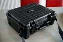 Foto von Leo Korn - DANKE DAFR !\n\nKommentar des Nutzers:\nB&W international\nOutdoor cases\nType 60\n\nDas Teil ist wasserdicht und staubdicht. Bruchsicher und sieht auch gut aus.\nSuper verschlsse kann mit schlssern versehen werden. Es gibt insgesamt 3 Grssen.\n\nIch hab darin folgende Ausrstung locker Platz.\n\n2 Bodys mit Bat. Grip\n70  200 L Canon\n17-40 L\n50 1:1,8\nSigma Macro 105\nSigma Blitzgert\nFilter, Akkus, und Zubehr\n\nEtwas gewichtig aufgrund der Fllung\nAber sehr angenehm zu arbeiten.\n\nB&W outdoor.case Typ 60\n\nInnenmae: 475 x 355 x 180 mm\n\nAussenmae: 511 x 430 x 200 mm\n\nGewicht: 5,0 kg\n\nVolumen: ca. 30 Liter\n\n\nAusstattung: \n\n- Leer \n\n(Innenausstattung und Zubehr knnen unten wahlweise dazubestellt werden!)\n\nKoffermerkmale:\n\n- superstabil und stapelbar\n\n- staubdicht, luftdicht, wasserdicht\n\n- individuelle Inneneinrichtungen\n\n- Luftdruckausgleichventil\n\n- Temperaturstabil von -40C bis +80C\n\n- unkaputtbarer Koffer aus Ultra-High-Impact ABS-Kunststoff\n\n- lebenslange Garantie