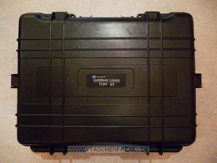 BuW International Outdoor Case 65B\n\nFoto und Text von Thomas Klinger - VIELEN DANK!\n\nKommentar:\n\nB&W bietet seit ber 10 Jahren erfolgreich Outdoor Koffer an, die auch hchsten Ansprchen gengen. Die Outdoor Koffer kommen mit lebenslanger Garantie, sind bestens verarbeitet, wasserdicht und bieten je nach Gre Platz fr jede Menge Ausrstung.\n\nDas Outdoor Case 65B habe ich mir eigentlich aus einer Not heraus gekauft. Ich habe nach einer Mglichkeit gesucht, meine fast gesamte Ausrstung in einem Behltnis unterzubringen, das einerseits zur Lagerung dient, andererseits auch zu einer Location mitgenommen werden kann und zu guter letzt sollte alles so griffbereit wie mglich sein.  \nUrsprnglich htte es eine Tasche werden sollen, nur sind diese oft etwas umstndlich einzurumen und unhandlich. Der 65B bietet Platz fr\n2 Bodies mit jeweils angesetztem Objektiv plus jede Menge Zeugs und klarerweise auch Wechselobjektiven. Siehe hierzu das letzte Bild, das eine bersicht zeigt, was alles so reinpasst.\n\nOptional erhtlich gibt es einen Schulterriemen, der recht einfach zu montieren, als auch einen Rucksackteil, der weniger zu empfehlen ist, da in Summe schon gut 15-20kg an Gewicht zusammen kommen, aufgrund des hohen Eigengewichtes des Koffers. Das Innenleben ist ebenfalls in zwei Varianten erhltlich, einmal mit den Einteilungen, wie hier gezeigt, und mit einem vorgestanzten, wrfelfrmigen Schaumstoffeinsatz, der sicher mehr halt bieten kann, dafr aber weniger flexibel ist. Die Einteilungen sind in ausreichender Zahl vorhanden, nur leider etwas unflexibel, da msste B&W noch etwas nachbessern.\n\nDie neue Variante bietet auerdem einfache Schlieen, vier in Summe, zwei vorne und jeweils eine an der Seite, die sich einhndig und ohne groen Krafteinsatz ffnen und schlieen lassen (drittes Bild).  \nAuerdem kann der Koffer noch mit handelsblichen Schlssern versperrt werden, sen sind vorhanden. Ebenfalls vorne angebracht ist ein Druckausgleich, den man auf- und zudrehen kann (viertes Bild).\n\nIch bin mit diesem Koffer sehr zufrieden, auch wenn er schwer ist, weil er fr mich beides ist: sicherer Aufbewahrungsplatz und transportabler Fotokoffer fr jede Menge Equipment.\n\nGru, Thomas