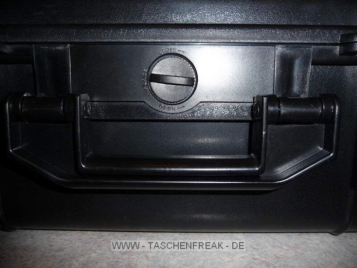 BuW International Outdoor Case 65B\n\nFoto und Text von Thomas Klinger - VIELEN DANK!\n\nKommentar:\n\nB&W bietet seit ber 10 Jahren erfolgreich Outdoor Koffer an, die auch hchsten Ansprchen gengen. Die Outdoor Koffer kommen mit lebenslanger Garantie, sind bestens verarbeitet, wasserdicht und bieten je nach Gre Platz fr jede Menge Ausrstung.\n\nDas Outdoor Case 65B habe ich mir eigentlich aus einer Not heraus gekauft. Ich habe nach einer Mglichkeit gesucht, meine fast gesamte Ausrstung in einem Behltnis unterzubringen, das einerseits zur Lagerung dient, andererseits auch zu einer Location mitgenommen werden kann und zu guter letzt sollte alles so griffbereit wie mglich sein.  \nUrsprnglich htte es eine Tasche werden sollen, nur sind diese oft etwas umstndlich einzurumen und unhandlich. Der 65B bietet Platz fr\n2 Bodies mit jeweils angesetztem Objektiv plus jede Menge Zeugs und klarerweise auch Wechselobjektiven. Siehe hierzu das letzte Bild, das eine bersicht zeigt, was alles so reinpasst.\n\nOptional erhtlich gibt es einen Schulterriemen, der recht einfach zu montieren, als auch einen Rucksackteil, der weniger zu empfehlen ist, da in Summe schon gut 15-20kg an Gewicht zusammen kommen, aufgrund des hohen Eigengewichtes des Koffers. Das Innenleben ist ebenfalls in zwei Varianten erhltlich, einmal mit den Einteilungen, wie hier gezeigt, und mit einem vorgestanzten, wrfelfrmigen Schaumstoffeinsatz, der sicher mehr halt bieten kann, dafr aber weniger flexibel ist. Die Einteilungen sind in ausreichender Zahl vorhanden, nur leider etwas unflexibel, da msste B&W noch etwas nachbessern.\n\nDie neue Variante bietet auerdem einfache Schlieen, vier in Summe, zwei vorne und jeweils eine an der Seite, die sich einhndig und ohne groen Krafteinsatz ffnen und schlieen lassen (drittes Bild).  \nAuerdem kann der Koffer noch mit handelsblichen Schlssern versperrt werden, sen sind vorhanden. Ebenfalls vorne angebracht ist ein Druckausgleich, den man auf- und zudrehen kann (viertes Bild).\n\nIch bin mit diesem Koffer sehr zufrieden, auch wenn er schwer ist, weil er fr mich beides ist: sicherer Aufbewahrungsplatz und transportabler Fotokoffer fr jede Menge Equipment.\n\nGru, Thomas