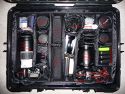 BuW International Outdoor Case 65B\n\nFoto und Text von Thomas Klinger - VIELEN DANK!\n\nKommentar:\n\nB&W bietet seit ber 10 Jahren erfolgreich Outdoor Koffer an, die auch hchsten Ansprchen gengen. Die Outdoor Koffer kommen mit lebenslanger Garantie, sind bestens verarbeitet, wasserdicht und bieten je nach Gre Platz fr jede Menge Ausrstung.\n\nDas Outdoor Case 65B habe ich mir eigentlich aus einer Not heraus gekauft. Ich habe nach einer Mglichkeit gesucht, meine fast gesamte Ausrstung in einem Behltnis unterzubringen, das einerseits zur Lagerung dient, andererseits auch zu einer Location mitgenommen werden kann und zu guter letzt sollte alles so griffbereit wie mglich sein.  \nUrsprnglich htte es eine Tasche werden sollen, nur sind diese oft etwas umstndlich einzurumen und unhandlich. Der 65B bietet Platz fr\n2 Bodies mit jeweils angesetztem Objektiv plus jede Menge Zeugs und klarerweise auch Wechselobjektiven. Siehe hierzu das letzte Bild, das eine bersicht zeigt, was alles so reinpasst.\n\nOptional erhtlich gibt es einen Schulterriemen, der recht einfach zu montieren, als auch einen Rucksackteil, der weniger zu empfehlen ist, da in Summe schon gut 15-20kg an Gewicht zusammen kommen, aufgrund des hohen Eigengewichtes des Koffers. Das Innenleben ist ebenfalls in zwei Varianten erhltlich, einmal mit den Einteilungen, wie hier gezeigt, und mit einem vorgestanzten, wrfelfrmigen Schaumstoffeinsatz, der sicher mehr halt bieten kann, dafr aber weniger flexibel ist. Die Einteilungen sind in ausreichender Zahl vorhanden, nur leider etwas unflexibel, da msste B&W noch etwas nachbessern.\n\nDie neue Variante bietet auerdem einfache Schlieen, vier in Summe, zwei vorne und jeweils eine an der Seite, die sich einhndig und ohne groen Krafteinsatz ffnen und schlieen lassen (drittes Bild).  \nAuerdem kann der Koffer noch mit handelsblichen Schlssern versperrt werden, sen sind vorhanden. Ebenfalls vorne angebracht ist ein Druckausgleich, den man auf- und zudrehen kann (viertes Bild).\n\nIch bin mit diesem Koffer sehr zufrieden, auch wenn er schwer ist, weil er fr mich beides ist: sicherer Aufbewahrungsplatz und transportabler Fotokoffer fr jede Menge Equipment.\n\nGru, Thomas