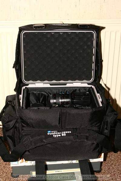 B&W International Outdoor Case 85\n\nFoto von Michael Menke - VIELEN DANK!\n\nKommentar des Nutzers:\n\nHallo,\n \nhier ein paar Fotos fr die Taschenpage.\n \nNochmals die Innenmae des Koffers:\n \n Mae des Koffers innen sind:\nBreite 31cm\nTiefe 23,5 cm\nHhe ca. 21,5cm\n \nDurch Nutzung der Facheinteilung ohne Koffer in der Tasche hat man auch noch den einen oder anderen cm besonders in der Hhe gewonnen.\n \nGru\n \nMichael