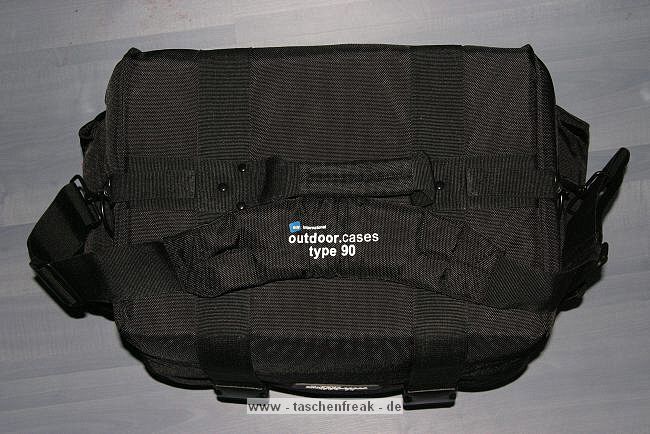 B+W International Outdoor Case 90\n\nVIELEN DANK FR DIE EINSENDUNG DER BILDER!\n\nKommentar des Nutzers:\n\nanbei noch ein paar Fotos von meiner neuen Tasche/Case.\n\nB&W Outdoor Case Typ90 (Softbag mit Hardcase innen)\n\nText dazu:\nOptisch ist die Tasche gleich mit dem Typ85 (auch hier beim Taschenfreak zu finden), Typ90 ist nur ein klein wenig grer. Diese Tasche ist ideal fr Fotografen/innen, die viel unterwegs sind und zudem ein robustes Case bentigen. Auen ist es ein Sofbag indem ein Hardcase integriert ist. Man kann sich also draufstellen. (Ich wiege 110kg), um bei Fototerminen auch mal etwas hher zu stehen. B&W gibt eine lebenslange Garantie. Mit dabei liegen: Schultergurt und ein Rucksackgurt, womit man die Bag, dann bequem auf den Rcken schnallen kann. Ausfhrliche Infos: \nhttp://www.b-w-international.com/
