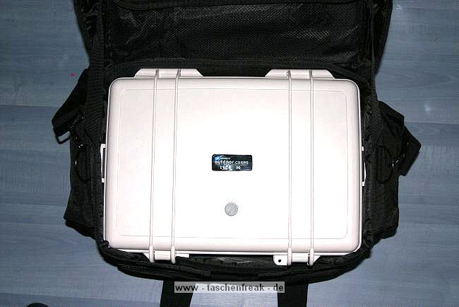 B+W International Outdoor Case 90\n\nVIELEN DANK FR DIE EINSENDUNG DER BILDER!\n\nKommentar des Nutzers:\n\nanbei noch ein paar Fotos von meiner neuen Tasche/Case.\n\nB&W Outdoor Case Typ90 (Softbag mit Hardcase innen)\n\nText dazu:\nOptisch ist die Tasche gleich mit dem Typ85 (auch hier beim Taschenfreak zu finden), Typ90 ist nur ein klein wenig grer. Diese Tasche ist ideal fr Fotografen/innen, die viel unterwegs sind und zudem ein robustes Case bentigen. Auen ist es ein Sofbag indem ein Hardcase integriert ist. Man kann sich also draufstellen. (Ich wiege 110kg), um bei Fototerminen auch mal etwas hher zu stehen. B&W gibt eine lebenslange Garantie. Mit dabei liegen: Schultergurt und ein Rucksackgurt, womit man die Bag, dann bequem auf den Rcken schnallen kann. Ausfhrliche Infos: \nhttp://www.b-w-international.com/