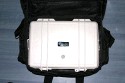 B+W International Outdoor Case 90\n\nVIELEN DANK FR DIE EINSENDUNG DER BILDER!\n\nKommentar des Nutzers:\n\nanbei noch ein paar Fotos von meiner neuen Tasche/Case.\n\nB&W Outdoor Case Typ90 (Softbag mit Hardcase innen)\n\nText dazu:\nOptisch ist die Tasche gleich mit dem Typ85 (auch hier beim Taschenfreak zu finden), Typ90 ist nur ein klein wenig grer. Diese Tasche ist ideal fr Fotografen/innen, die viel unterwegs sind und zudem ein robustes Case bentigen. Auen ist es ein Sofbag indem ein Hardcase integriert ist. Man kann sich also draufstellen. (Ich wiege 110kg), um bei Fototerminen auch mal etwas hher zu stehen. B&W gibt eine lebenslange Garantie. Mit dabei liegen: Schultergurt und ein Rucksackgurt, womit man die Bag, dann bequem auf den Rcken schnallen kann. Ausfhrliche Infos: \nhttp://www.b-w-international.com/