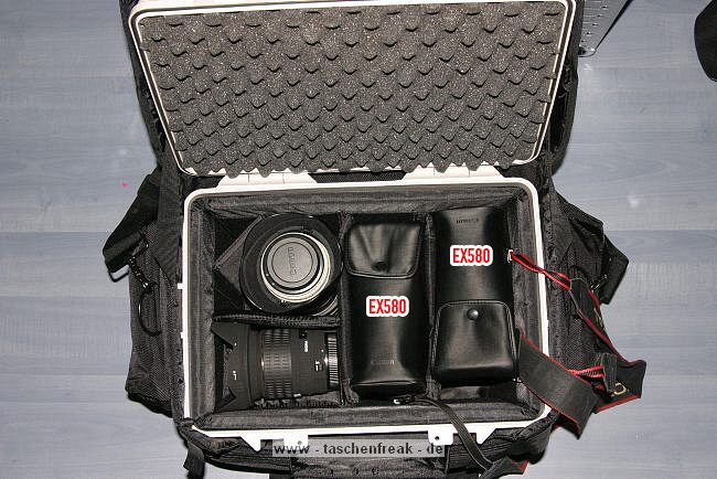 B+W International Outdoor Case 90\n\nVIELEN DANK FR DIE EINSENDUNG DER BILDER!\n\nKommentar des Nutzers:\n\nanbei noch ein paar Fotos von meiner neuen Tasche/Case.\n\nB&W Outdoor Case Typ90 (Softbag mit Hardcase innen)\n\nText dazu:\nOptisch ist die Tasche gleich mit dem Typ85 (auch hier beim Taschenfreak zu finden), Typ90 ist nur ein klein wenig grer. Diese Tasche ist ideal fr Fotografen/innen, die viel unterwegs sind und zudem ein robustes Case bentigen. Auen ist es ein Sofbag indem ein Hardcase integriert ist. Man kann sich also draufstellen. (Ich wiege 110kg), um bei Fototerminen auch mal etwas hher zu stehen. B&W gibt eine lebenslange Garantie. Mit dabei liegen: Schultergurt und ein Rucksackgurt, womit man die Bag, dann bequem auf den Rcken schnallen kann. Ausfhrliche Infos: \nhttp://www.b-w-international.com/
