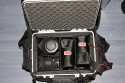 B+W International Outdoor Case 90\n\nVIELEN DANK FR DIE EINSENDUNG DER BILDER!\n\nKommentar des Nutzers:\n\nanbei noch ein paar Fotos von meiner neuen Tasche/Case.\n\nB&W Outdoor Case Typ90 (Softbag mit Hardcase innen)\n\nText dazu:\nOptisch ist die Tasche gleich mit dem Typ85 (auch hier beim Taschenfreak zu finden), Typ90 ist nur ein klein wenig grer. Diese Tasche ist ideal fr Fotografen/innen, die viel unterwegs sind und zudem ein robustes Case bentigen. Auen ist es ein Sofbag indem ein Hardcase integriert ist. Man kann sich also draufstellen. (Ich wiege 110kg), um bei Fototerminen auch mal etwas hher zu stehen. B&W gibt eine lebenslange Garantie. Mit dabei liegen: Schultergurt und ein Rucksackgurt, womit man die Bag, dann bequem auf den Rcken schnallen kann. Ausfhrliche Infos: \nhttp://www.b-w-international.com/