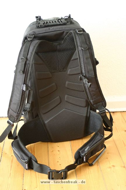 CALUMET BP1500\n\nFotos und Kommentar von Stefan Nicklaussen - VIELEN DANK!\n\nKommentar:\n\nHallo,\nich habe mir mal die Mhe gemacht, den von mir frisch erworbenen Rucksack "Calumet BP 1500", zu fotografieren. Ich hoffe die Bilder sind brauchbar, ansonsten einfach bei mir melden.\n \nLieben Gru und vielen Dank fr die Seite. Stefan