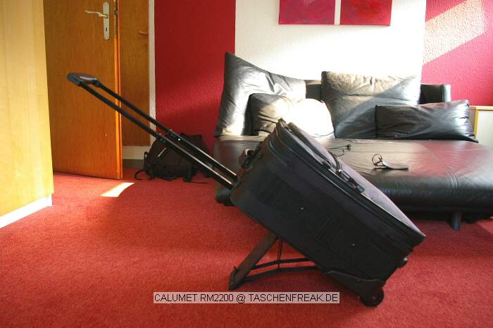 CALUMET RM 2200\n\nFoto und Text von Lennart Wiedemuth - VIELEN DANK!\n\nKommentar:\n\nHallo Jrg,\n\nhabe mir heute, anlsslich zweier Auftrge im "Flug-Ausland", einen Flughandgepck tauglichen Fototrolley gekauft.\nDer Calumet Koffer ist sehr gut durch dacht und kann sogar als normaler Koffer benutzt werden.\nPreislich ist er der Kracher, vergleichbare Modelle von Tamrac/TTP/Lowepro kosten 100-200 mehr!\n\nGefllt ist er im Moment mit :\n- Canon 1D Mark II mit angesetztem 17-40 F4 L\n- Canon 70-200 F2.8 (non IS)\n- Canon 550EX (unter dem 2. Akku)\n- Minolta Blitzbelichtungsmesser (unter dem 2. Akku)\n- 2x PW Plus II\n- Cleaning Zeug (Rocketblower, Lenspenn etc etc)\n- Zenza Bronica SQ-A mit angesetztem 80mm F2.8 PS\n- Bronica 65mm F4 PS\n- Etui fr 5 CF Karten\n\nDie Zahlreichen Features (siehe Bilder) sind echt praktisch und die verarbeitung ist aller erste Sahne (Reisverschlsse etc)\n\nGru,\nLennart