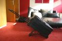 CALUMET RM 2200\n\nFoto und Text von Lennart Wiedemuth - VIELEN DANK!\n\nKommentar:\n\nHallo Jrg,\n\nhabe mir heute, anlsslich zweier Auftrge im "Flug-Ausland", einen Flughandgepck tauglichen Fototrolley gekauft.\nDer Calumet Koffer ist sehr gut durch dacht und kann sogar als normaler Koffer benutzt werden.\nPreislich ist er der Kracher, vergleichbare Modelle von Tamrac/TTP/Lowepro kosten 100-200 mehr!\n\nGefllt ist er im Moment mit :\n- Canon 1D Mark II mit angesetztem 17-40 F4 L\n- Canon 70-200 F2.8 (non IS)\n- Canon 550EX (unter dem 2. Akku)\n- Minolta Blitzbelichtungsmesser (unter dem 2. Akku)\n- 2x PW Plus II\n- Cleaning Zeug (Rocketblower, Lenspenn etc etc)\n- Zenza Bronica SQ-A mit angesetztem 80mm F2.8 PS\n- Bronica 65mm F4 PS\n- Etui fr 5 CF Karten\n\nDie Zahlreichen Features (siehe Bilder) sind echt praktisch und die verarbeitung ist aller erste Sahne (Reisverschlsse etc)\n\nGru,\nLennart