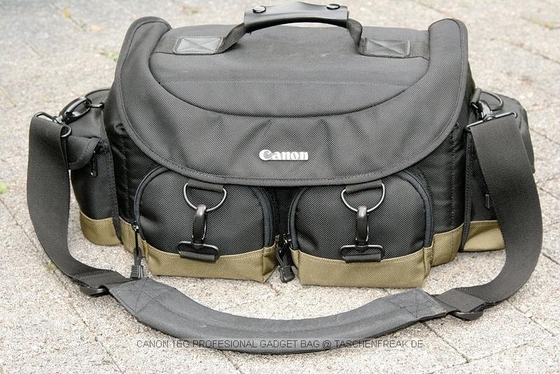 CANON 1EG PROFESSIONAL GADGET BAG\n\nFoto von Sascha Drmer - VIELEN DANK!\n\nKommentar des Nutzers:\n\nHallo Jrg,\n \nhab gesehen das in Deiner Datenbank noch der "Canon 1EG Professional Gadget Bag" fehlt. Daher hier mal ein paar Bilder und Infos fr taschenfreak.de\n \nZu Bild 1\n \nCanon 1EG Professional Gadget Bag\n \nAbmessung ca.: 36 x 22 x 21 cm (Lnge x Hhe x Tiefe)\nWasserabweisendes Nylon\nindividuelle Trennwnde\nmit Vorder- und Seitentaschen\n \nZu Bild 3\n \nFolgendes passt in den Canon 1EG Professional Gadget Bag\n1DMarkIII\n17-35 f/2,8\n50 f/1,4\n85 f/1,8\n70-200 f/2,8\n580 EX\nCP-E3\nExtender 1,4 & 2\nST-E2\nErsatzkaus fr Blitz und Kamera\nPolfilter\nkleine Box fr Visitankarten und CF-Karten sowie weiteres Kleinkram\n \n \nZu Bild 4\n \nunterhalb der Kamera habe ich den Extender 1,4 und den ST-E2 drber kommt dann eine Trennung bevor die Kamera draufgelegt wird.\n \nZu Bild 5\n \nber das 70-200 f/2,8 kommt der 580EX\n \nZu Bild 6\n \nin den vorderen Taschen habe ich jeweils einen Polfilter, Step-Downringe... Weitere Kleinkram passt in die beiden Taschen im Deckel (Notisbuch, Kabelauslser, Cardreader etc. siehe Bild 2).\n \nZu Bild 7\n \nIn der rechten Seitentasche habe ich den Extender zweifach sowie keine kleine Box fr CF-Karten und Visitenkarten\n \nZu Bild 8\n \nin der linken Tasche sind die Ersatzakkus fr den Blitz bzw. CP-E3 und der Ersatzakku fr die Kamera.\n \nZu Bild 9\n \nIm Reisverschlu auf der Rckseite finden Bedienungsanleitungen etc. platz.\n \nZu Bild 10\n \nDie Reisverschlsse sind durch berlappung abgedeckt, somit auch vor Spritzwasser geschtzt.\n\nSascha Drmer\nFotograf fr die Peiner Allgemeine Zeitung