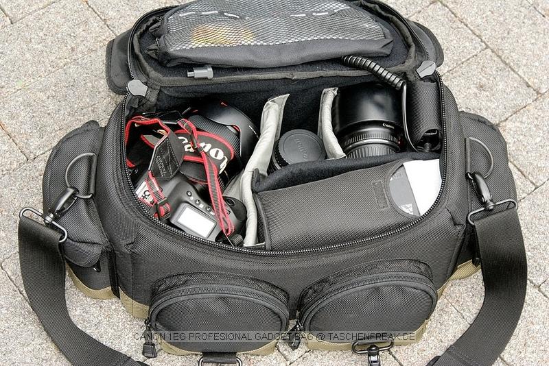 CANON 1EG PROFESSIONAL GADGET BAG\n\nFoto von Sascha Drmer - VIELEN DANK!\n\nKommentar des Nutzers:\n\nHallo Jrg,\n \nhab gesehen das in Deiner Datenbank noch der "Canon 1EG Professional Gadget Bag" fehlt. Daher hier mal ein paar Bilder und Infos fr taschenfreak.de\n \nZu Bild 1\n \nCanon 1EG Professional Gadget Bag\n \nAbmessung ca.: 36 x 22 x 21 cm (Lnge x Hhe x Tiefe)\nWasserabweisendes Nylon\nindividuelle Trennwnde\nmit Vorder- und Seitentaschen\n \nZu Bild 3\n \nFolgendes passt in den Canon 1EG Professional Gadget Bag\n1DMarkIII\n17-35 f/2,8\n50 f/1,4\n85 f/1,8\n70-200 f/2,8\n580 EX\nCP-E3\nExtender 1,4 & 2\nST-E2\nErsatzkaus fr Blitz und Kamera\nPolfilter\nkleine Box fr Visitankarten und CF-Karten sowie weiteres Kleinkram\n \n \nZu Bild 4\n \nunterhalb der Kamera habe ich den Extender 1,4 und den ST-E2 drber kommt dann eine Trennung bevor die Kamera draufgelegt wird.\n \nZu Bild 5\n \nber das 70-200 f/2,8 kommt der 580EX\n \nZu Bild 6\n \nin den vorderen Taschen habe ich jeweils einen Polfilter, Step-Downringe... Weitere Kleinkram passt in die beiden Taschen im Deckel (Notisbuch, Kabelauslser, Cardreader etc. siehe Bild 2).\n \nZu Bild 7\n \nIn der rechten Seitentasche habe ich den Extender zweifach sowie keine kleine Box fr CF-Karten und Visitenkarten\n \nZu Bild 8\n \nin der linken Tasche sind die Ersatzakkus fr den Blitz bzw. CP-E3 und der Ersatzakku fr die Kamera.\n \nZu Bild 9\n \nIm Reisverschlu auf der Rckseite finden Bedienungsanleitungen etc. platz.\n \nZu Bild 10\n \nDie Reisverschlsse sind durch berlappung abgedeckt, somit auch vor Spritzwasser geschtzt.\n\nSascha Drmer\nFotograf fr die Peiner Allgemeine Zeitung