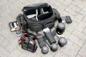 CANON 1EG PROFESSIONAL GADGET BAG\n\nFoto von Sascha Drmer - VIELEN DANK!\n\nKommentar des Nutzers:\n\nHallo Jrg,\n \nhab gesehen das in Deiner Datenbank noch der "Canon 1EG Professional Gadget Bag" fehlt. Daher hier mal ein paar Bilder und Infos fr taschenfreak.de\n \nZu Bild 1\n \nCanon 1EG Professional Gadget Bag\n \nAbmessung ca.: 36 x 22 x 21 cm (Lnge x Hhe x Tiefe)\nWasserabweisendes Nylon\nindividuelle Trennwnde\nmit Vorder- und Seitentaschen\n \nZu Bild 3\n \nFolgendes passt in den Canon 1EG Professional Gadget Bag\n1DMarkIII\n17-35 f/2,8\n50 f/1,4\n85 f/1,8\n70-200 f/2,8\n580 EX\nCP-E3\nExtender 1,4 & 2\nST-E2\nErsatzkaus fr Blitz und Kamera\nPolfilter\nkleine Box fr Visitankarten und CF-Karten sowie weiteres Kleinkram\n \n \nZu Bild 4\n \nunterhalb der Kamera habe ich den Extender 1,4 und den ST-E2 drber kommt dann eine Trennung bevor die Kamera draufgelegt wird.\n \nZu Bild 5\n \nber das 70-200 f/2,8 kommt der 580EX\n \nZu Bild 6\n \nin den vorderen Taschen habe ich jeweils einen Polfilter, Step-Downringe... Weitere Kleinkram passt in die beiden Taschen im Deckel (Notisbuch, Kabelauslser, Cardreader etc. siehe Bild 2).\n \nZu Bild 7\n \nIn der rechten Seitentasche habe ich den Extender zweifach sowie keine kleine Box fr CF-Karten und Visitenkarten\n \nZu Bild 8\n \nin der linken Tasche sind die Ersatzakkus fr den Blitz bzw. CP-E3 und der Ersatzakku fr die Kamera.\n \nZu Bild 9\n \nIm Reisverschlu auf der Rckseite finden Bedienungsanleitungen etc. platz.\n \nZu Bild 10\n \nDie Reisverschlsse sind durch berlappung abgedeckt, somit auch vor Spritzwasser geschtzt.\n\nSascha Drmer\nFotograf fr die Peiner Allgemeine Zeitung