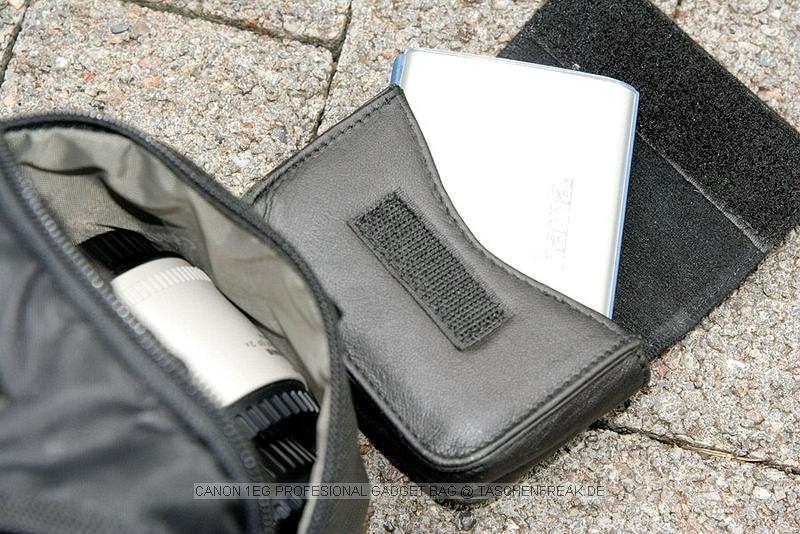 CANON 1EG PROFESSIONAL GADGET BAG\n\nFoto von Sascha Drömer - VIELEN DANK!\n\nKommentar des Nutzers:\n\nHallo Jörg,\n \nhab gesehen das in Deiner Datenbank noch der "Canon 1EG Professional Gadget Bag" fehlt. Daher hier mal ein paar Bilder und Info´s für taschenfreak.de\n \nZu Bild 1\n \nCanon 1EG Professional Gadget Bag\n \nAbmessung ca.: 36 x 22 x 21 cm (Länge x Höhe x Tiefe)\nWasserabweisendes Nylon\nindividuelle Trennwände\nmit Vorder- und Seitentaschen\n \nZu Bild 3\n \nFolgendes passt in den Canon 1EG Professional Gadget Bag\n1DMarkIII\n17-35 f/2,8\n50 f/1,4\n85 f/1,8\n70-200 f/2,8\n580 EX\nCP-E3\nExtender 1,4 & 2\nST-E2\nErsatzkaus für Blitz und Kamera\nPolfilter\nkleine Box für Visitankarten und CF-Karten sowie weiteres Kleinkram\n \n \nZu Bild 4\n \nunterhalb der Kamera habe ich den Extender 1,4 und den ST-E2 drüber kommt dann eine Trennung bevor die Kamera draufgelegt wird.\n \nZu Bild 5\n \nÜber das 70-200 f/2,8 kommt der 580EX\n \nZu Bild 6\n \nin den vorderen Taschen habe ich jeweils einen Polfilter, Step-Downringe... Weitere Kleinkram passt in die beiden Taschen im Deckel (Notisbuch, Kabelauslöser, Cardreader etc. siehe Bild 2).\n \nZu Bild 7\n \nIn der rechten Seitentasche habe ich den Extender zweifach sowie keine kleine Box für CF-Karten und Visitenkarten\n \nZu Bild 8\n \nin der linken Tasche sind die Ersatzakku´s für den Blitz bzw. CP-E3 und der Ersatzakku für die Kamera.\n \nZu Bild 9\n \nIm Reisverschluß auf der Rückseite finden Bedienungsanleitungen etc. platz.\n \nZu Bild 10\n \nDie Reisverschlüsse sind durch Überlappung abgedeckt, somit auch vor Spritzwasser geschützt.\n\nSascha Drömer\nFotograf für die Peiner Allgemeine Zeitung