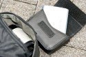 CANON 1EG PROFESSIONAL GADGET BAG\n\nFoto von Sascha Drmer - VIELEN DANK!\n\nKommentar des Nutzers:\n\nHallo Jrg,\n \nhab gesehen das in Deiner Datenbank noch der "Canon 1EG Professional Gadget Bag" fehlt. Daher hier mal ein paar Bilder und Infos fr taschenfreak.de\n \nZu Bild 1\n \nCanon 1EG Professional Gadget Bag\n \nAbmessung ca.: 36 x 22 x 21 cm (Lnge x Hhe x Tiefe)\nWasserabweisendes Nylon\nindividuelle Trennwnde\nmit Vorder- und Seitentaschen\n \nZu Bild 3\n \nFolgendes passt in den Canon 1EG Professional Gadget Bag\n1DMarkIII\n17-35 f/2,8\n50 f/1,4\n85 f/1,8\n70-200 f/2,8\n580 EX\nCP-E3\nExtender 1,4 & 2\nST-E2\nErsatzkaus fr Blitz und Kamera\nPolfilter\nkleine Box fr Visitankarten und CF-Karten sowie weiteres Kleinkram\n \n \nZu Bild 4\n \nunterhalb der Kamera habe ich den Extender 1,4 und den ST-E2 drber kommt dann eine Trennung bevor die Kamera draufgelegt wird.\n \nZu Bild 5\n \nber das 70-200 f/2,8 kommt der 580EX\n \nZu Bild 6\n \nin den vorderen Taschen habe ich jeweils einen Polfilter, Step-Downringe... Weitere Kleinkram passt in die beiden Taschen im Deckel (Notisbuch, Kabelauslser, Cardreader etc. siehe Bild 2).\n \nZu Bild 7\n \nIn der rechten Seitentasche habe ich den Extender zweifach sowie keine kleine Box fr CF-Karten und Visitenkarten\n \nZu Bild 8\n \nin der linken Tasche sind die Ersatzakkus fr den Blitz bzw. CP-E3 und der Ersatzakku fr die Kamera.\n \nZu Bild 9\n \nIm Reisverschlu auf der Rckseite finden Bedienungsanleitungen etc. platz.\n \nZu Bild 10\n \nDie Reisverschlsse sind durch berlappung abgedeckt, somit auch vor Spritzwasser geschtzt.\n\nSascha Drmer\nFotograf fr die Peiner Allgemeine Zeitung