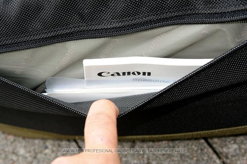 CANON 1EG PROFESSIONAL GADGET BAG\n\nFoto von Sascha Drmer - VIELEN DANK!\n\nKommentar des Nutzers:\n\nHallo Jrg,\n \nhab gesehen das in Deiner Datenbank noch der "Canon 1EG Professional Gadget Bag" fehlt. Daher hier mal ein paar Bilder und Infos fr taschenfreak.de\n \nZu Bild 1\n \nCanon 1EG Professional Gadget Bag\n \nAbmessung ca.: 36 x 22 x 21 cm (Lnge x Hhe x Tiefe)\nWasserabweisendes Nylon\nindividuelle Trennwnde\nmit Vorder- und Seitentaschen\n \nZu Bild 3\n \nFolgendes passt in den Canon 1EG Professional Gadget Bag\n1DMarkIII\n17-35 f/2,8\n50 f/1,4\n85 f/1,8\n70-200 f/2,8\n580 EX\nCP-E3\nExtender 1,4 & 2\nST-E2\nErsatzkaus fr Blitz und Kamera\nPolfilter\nkleine Box fr Visitankarten und CF-Karten sowie weiteres Kleinkram\n \n \nZu Bild 4\n \nunterhalb der Kamera habe ich den Extender 1,4 und den ST-E2 drber kommt dann eine Trennung bevor die Kamera draufgelegt wird.\n \nZu Bild 5\n \nber das 70-200 f/2,8 kommt der 580EX\n \nZu Bild 6\n \nin den vorderen Taschen habe ich jeweils einen Polfilter, Step-Downringe... Weitere Kleinkram passt in die beiden Taschen im Deckel (Notisbuch, Kabelauslser, Cardreader etc. siehe Bild 2).\n \nZu Bild 7\n \nIn der rechten Seitentasche habe ich den Extender zweifach sowie keine kleine Box fr CF-Karten und Visitenkarten\n \nZu Bild 8\n \nin der linken Tasche sind die Ersatzakkus fr den Blitz bzw. CP-E3 und der Ersatzakku fr die Kamera.\n \nZu Bild 9\n \nIm Reisverschlu auf der Rckseite finden Bedienungsanleitungen etc. platz.\n \nZu Bild 10\n \nDie Reisverschlsse sind durch berlappung abgedeckt, somit auch vor Spritzwasser geschtzt.\n\nSascha Drmer\nFotograf fr die Peiner Allgemeine Zeitung