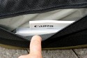 CANON 1EG PROFESSIONAL GADGET BAG\n\nFoto von Sascha Drmer - VIELEN DANK!\n\nKommentar des Nutzers:\n\nHallo Jrg,\n \nhab gesehen das in Deiner Datenbank noch der "Canon 1EG Professional Gadget Bag" fehlt. Daher hier mal ein paar Bilder und Infos fr taschenfreak.de\n \nZu Bild 1\n \nCanon 1EG Professional Gadget Bag\n \nAbmessung ca.: 36 x 22 x 21 cm (Lnge x Hhe x Tiefe)\nWasserabweisendes Nylon\nindividuelle Trennwnde\nmit Vorder- und Seitentaschen\n \nZu Bild 3\n \nFolgendes passt in den Canon 1EG Professional Gadget Bag\n1DMarkIII\n17-35 f/2,8\n50 f/1,4\n85 f/1,8\n70-200 f/2,8\n580 EX\nCP-E3\nExtender 1,4 & 2\nST-E2\nErsatzkaus fr Blitz und Kamera\nPolfilter\nkleine Box fr Visitankarten und CF-Karten sowie weiteres Kleinkram\n \n \nZu Bild 4\n \nunterhalb der Kamera habe ich den Extender 1,4 und den ST-E2 drber kommt dann eine Trennung bevor die Kamera draufgelegt wird.\n \nZu Bild 5\n \nber das 70-200 f/2,8 kommt der 580EX\n \nZu Bild 6\n \nin den vorderen Taschen habe ich jeweils einen Polfilter, Step-Downringe... Weitere Kleinkram passt in die beiden Taschen im Deckel (Notisbuch, Kabelauslser, Cardreader etc. siehe Bild 2).\n \nZu Bild 7\n \nIn der rechten Seitentasche habe ich den Extender zweifach sowie keine kleine Box fr CF-Karten und Visitenkarten\n \nZu Bild 8\n \nin der linken Tasche sind die Ersatzakkus fr den Blitz bzw. CP-E3 und der Ersatzakku fr die Kamera.\n \nZu Bild 9\n \nIm Reisverschlu auf der Rckseite finden Bedienungsanleitungen etc. platz.\n \nZu Bild 10\n \nDie Reisverschlsse sind durch berlappung abgedeckt, somit auch vor Spritzwasser geschtzt.\n\nSascha Drmer\nFotograf fr die Peiner Allgemeine Zeitung