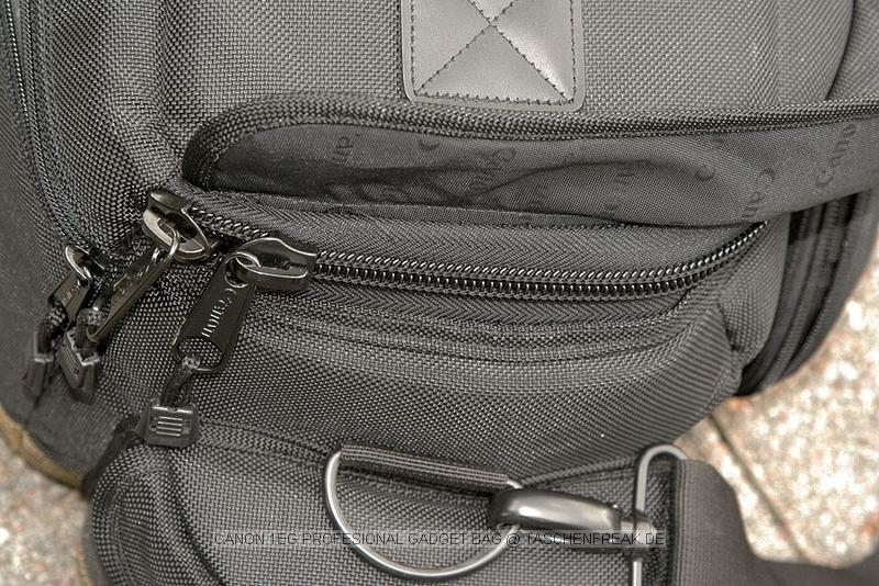 CANON 1EG PROFESSIONAL GADGET BAG\n\nFoto von Sascha Drmer - VIELEN DANK!\n\nKommentar des Nutzers:\n\nHallo Jrg,\n \nhab gesehen das in Deiner Datenbank noch der "Canon 1EG Professional Gadget Bag" fehlt. Daher hier mal ein paar Bilder und Infos fr taschenfreak.de\n \nZu Bild 1\n \nCanon 1EG Professional Gadget Bag\n \nAbmessung ca.: 36 x 22 x 21 cm (Lnge x Hhe x Tiefe)\nWasserabweisendes Nylon\nindividuelle Trennwnde\nmit Vorder- und Seitentaschen\n \nZu Bild 3\n \nFolgendes passt in den Canon 1EG Professional Gadget Bag\n1DMarkIII\n17-35 f/2,8\n50 f/1,4\n85 f/1,8\n70-200 f/2,8\n580 EX\nCP-E3\nExtender 1,4 & 2\nST-E2\nErsatzkaus fr Blitz und Kamera\nPolfilter\nkleine Box fr Visitankarten und CF-Karten sowie weiteres Kleinkram\n \n \nZu Bild 4\n \nunterhalb der Kamera habe ich den Extender 1,4 und den ST-E2 drber kommt dann eine Trennung bevor die Kamera draufgelegt wird.\n \nZu Bild 5\n \nber das 70-200 f/2,8 kommt der 580EX\n \nZu Bild 6\n \nin den vorderen Taschen habe ich jeweils einen Polfilter, Step-Downringe... Weitere Kleinkram passt in die beiden Taschen im Deckel (Notisbuch, Kabelauslser, Cardreader etc. siehe Bild 2).\n \nZu Bild 7\n \nIn der rechten Seitentasche habe ich den Extender zweifach sowie keine kleine Box fr CF-Karten und Visitenkarten\n \nZu Bild 8\n \nin der linken Tasche sind die Ersatzakkus fr den Blitz bzw. CP-E3 und der Ersatzakku fr die Kamera.\n \nZu Bild 9\n \nIm Reisverschlu auf der Rckseite finden Bedienungsanleitungen etc. platz.\n \nZu Bild 10\n \nDie Reisverschlsse sind durch berlappung abgedeckt, somit auch vor Spritzwasser geschtzt.\n\nSascha Drmer\nFotograf fr die Peiner Allgemeine Zeitung
