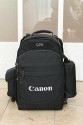 Foto von Marc Weigert - VIELEN DANK DAFR!\n\nKommentar des Nutzers:\n\nDieser Rucksack ist im Fachhandel nicht erhltlich!!!\n\nIn den Rucksack kriegt Ihr zwei Bodies, ein 70-200/2.8, ein 100-400/5.6, ein 24,70/2.8, ein 300/2.8, einen Blitz, Ersatzakkus und wenn ich mich nicht tusche, war sogar einmal noch ein 16-35/2.8 und eine mobile Festplatte mit drin. Dann ist noch Platz fr ein Notebook und allem mglichen Kleinkram, an einer der Aussenseiten ist eine Art Neoprenbeutel, in den eine 1,5l Wasserflasche reingeht, an der anderen Seite ist eine verstrkte Aussentasche, in die noch eine Festbrennweite passen sollte, vorn am Gurtzeug kommt das Handy rein.\n\nSehr praktisch ist der auffaltbare Sonnenschutz fr das Notebook. Fr den Transport des Notebooks befindet sich im dafr vorgesehen Bereich noch eine herausnehmbare, gepolsterte Hlle um mehr Schutz zu erhalten.