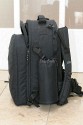 Foto von Marc Weigert - VIELEN DANK DAFR!\n\nKommentar des Nutzers:\n\nDieser Rucksack ist im Fachhandel nicht erhltlich!!!\n\nIn den Rucksack kriegt Ihr zwei Bodies, ein 70-200/2.8, ein 100-400/5.6, ein 24,70/2.8, ein 300/2.8, einen Blitz, Ersatzakkus und wenn ich mich nicht tusche, war sogar einmal noch ein 16-35/2.8 und eine mobile Festplatte mit drin. Dann ist noch Platz fr ein Notebook und allem mglichen Kleinkram, an einer der Aussenseiten ist eine Art Neoprenbeutel, in den eine 1,5l Wasserflasche reingeht, an der anderen Seite ist eine verstrkte Aussentasche, in die noch eine Festbrennweite passen sollte, vorn am Gurtzeug kommt das Handy rein.\n\nSehr praktisch ist der auffaltbare Sonnenschutz fr das Notebook. Fr den Transport des Notebooks befindet sich im dafr vorgesehen Bereich noch eine herausnehmbare, gepolsterte Hlle um mehr Schutz zu erhalten.