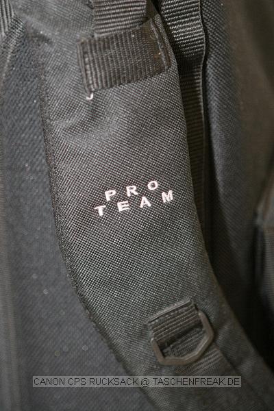 Foto von Marc Weigert - VIELEN DANK DAFÜR!\n\nKommentar des Nutzers:\n\nDieser Rucksack ist im Fachhandel nicht erhältlich!!!\n\nIn den Rucksack kriegt Ihr zwei Bodies, ein 70-200/2.8, ein 100-400/5.6, ein 24,70/2.8, ein 300/2.8, einen Blitz, Ersatzakkus und wenn ich mich nicht täusche, war sogar einmal noch ein 16-35/2.8 und eine mobile Festplatte mit drin. Dann ist noch Platz für ein Notebook und allem möglichen Kleinkram, an einer der Aussenseiten ist eine Art Neoprenbeutel, in den eine 1,5l Wasserflasche reingeht, an der anderen Seite ist eine verstärkte Aussentasche, in die noch eine Festbrennweite passen sollte, vorn am Gurtzeug kommt das Handy rein.\n\nSehr praktisch ist der auffaltbare Sonnenschutz für das Notebook. Für den Transport des Notebooks befindet sich im dafür vorgesehen Bereich noch eine herausnehmbare, gepolsterte Hülle um mehr Schutz zu erhalten.