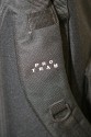 Foto von Marc Weigert - VIELEN DANK DAFR!\n\nKommentar des Nutzers:\n\nDieser Rucksack ist im Fachhandel nicht erhltlich!!!\n\nIn den Rucksack kriegt Ihr zwei Bodies, ein 70-200/2.8, ein 100-400/5.6, ein 24,70/2.8, ein 300/2.8, einen Blitz, Ersatzakkus und wenn ich mich nicht tusche, war sogar einmal noch ein 16-35/2.8 und eine mobile Festplatte mit drin. Dann ist noch Platz fr ein Notebook und allem mglichen Kleinkram, an einer der Aussenseiten ist eine Art Neoprenbeutel, in den eine 1,5l Wasserflasche reingeht, an der anderen Seite ist eine verstrkte Aussentasche, in die noch eine Festbrennweite passen sollte, vorn am Gurtzeug kommt das Handy rein.\n\nSehr praktisch ist der auffaltbare Sonnenschutz fr das Notebook. Fr den Transport des Notebooks befindet sich im dafr vorgesehen Bereich noch eine herausnehmbare, gepolsterte Hlle um mehr Schutz zu erhalten.