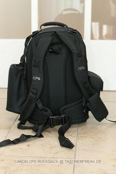 Foto von Marc Weigert - VIELEN DANK DAFR!\n\nKommentar des Nutzers:\n\nDieser Rucksack ist im Fachhandel nicht erhltlich!!!\n\nIn den Rucksack kriegt Ihr zwei Bodies, ein 70-200/2.8, ein 100-400/5.6, ein 24,70/2.8, ein 300/2.8, einen Blitz, Ersatzakkus und wenn ich mich nicht tusche, war sogar einmal noch ein 16-35/2.8 und eine mobile Festplatte mit drin. Dann ist noch Platz fr ein Notebook und allem mglichen Kleinkram, an einer der Aussenseiten ist eine Art Neoprenbeutel, in den eine 1,5l Wasserflasche reingeht, an der anderen Seite ist eine verstrkte Aussentasche, in die noch eine Festbrennweite passen sollte, vorn am Gurtzeug kommt das Handy rein.\n\nSehr praktisch ist der auffaltbare Sonnenschutz fr das Notebook. Fr den Transport des Notebooks befindet sich im dafr vorgesehen Bereich noch eine herausnehmbare, gepolsterte Hlle um mehr Schutz zu erhalten.