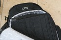 Foto von Marc Weigert - VIELEN DANK DAFR!\n\nKommentar des Nutzers:\n\nDieser Rucksack ist im Fachhandel nicht erhltlich!!!\n\nIn den Rucksack kriegt Ihr zwei Bodies, ein 70-200/2.8, ein 100-400/5.6, ein 24,70/2.8, ein 300/2.8, einen Blitz, Ersatzakkus und wenn ich mich nicht tusche, war sogar einmal noch ein 16-35/2.8 und eine mobile Festplatte mit drin. Dann ist noch Platz fr ein Notebook und allem mglichen Kleinkram, an einer der Aussenseiten ist eine Art Neoprenbeutel, in den eine 1,5l Wasserflasche reingeht, an der anderen Seite ist eine verstrkte Aussentasche, in die noch eine Festbrennweite passen sollte, vorn am Gurtzeug kommt das Handy rein.\n\nSehr praktisch ist der auffaltbare Sonnenschutz fr das Notebook. Fr den Transport des Notebooks befindet sich im dafr vorgesehen Bereich noch eine herausnehmbare, gepolsterte Hlle um mehr Schutz zu erhalten.