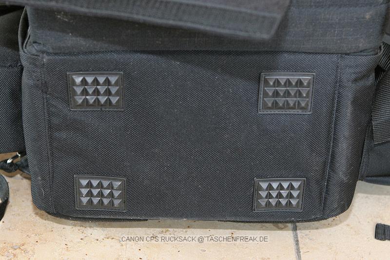 Foto von Marc Weigert - VIELEN DANK DAF�R!\n\nKommentar des Nutzers:\n\nDieser Rucksack ist im Fachhandel nicht erh�ltlich!!!\n\nIn den Rucksack kriegt Ihr zwei Bodies, ein 70-200/2.8, ein 100-400/5.6, ein 24,70/2.8, ein 300/2.8, einen Blitz, Ersatzakkus und wenn ich mich nicht t�usche, war sogar einmal noch ein 16-35/2.8 und eine mobile Festplatte mit drin. Dann ist noch Platz f�r ein Notebook und allem m�glichen Kleinkram, an einer der Aussenseiten ist eine Art Neoprenbeutel, in den eine 1,5l Wasserflasche reingeht, an der anderen Seite ist eine verst�rkte Aussentasche, in die noch eine Festbrennweite passen sollte, vorn am Gurtzeug kommt das Handy rein.\n\nSehr praktisch ist der auffaltbare Sonnenschutz f�r das Notebook. F�r den Transport des Notebooks befindet sich im daf�r vorgesehen Bereich noch eine herausnehmbare, gepolsterte H�lle um mehr Schutz zu erhalten.