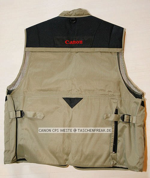 CANON CPS FOTOWESTE\n\nFoto von einem netten anonymen User - VIELEN DANK!\n\nKommentar des Nutzers:\n\nDie Weste ist ideal fr jegliches Zubehr und leichtes Gepck.\nSei dies Schlssel, Portemonnaie, Handy, Speicherkarten, Extender, Blitz,\n\nAkkus fr Blitz, Akku fr Kamera, Objektive wie 16-35, 24-70 passen locker rein.\n\nSelbst das 70-200 IS geht ohne GeLi in die Seitentasche.\n\nGrsse: Hier XL. (Die Weste ist selbst bei XL nicht sehr gross.)