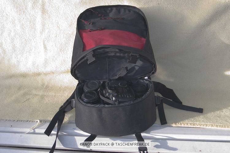 CANON DAYPACK\n\nFoto von Dieter Schröder - VIELEN DANK FÜR DAS TOLLE MAIL!\n\nKommentar des Nutzers:\n\nHallo Herr Langer,\nnun übersende ich ihnen weitere tasche für ihre klasse Seite.\nAufgrund dieser Seite habe ich nun den passenden Rucksach für mich gefunden.\n\n1. Rucksack >  Canon Daypack\n\nDies Daypack hat im unteren Bereich eine Einteilung für Eine SLR mit zwei Objektiven + etwas Zubeör.\nDer Rucksack ist insgesamt nicht so wertig wie der schwarze.\nOberes Fach ist ohne Unterteilung und nur als Daypack-Fach gedacht.\nDer Bauchgurt ist einfach, aber breit, gehalten.\nMasse sind : 44 * 31 * 21