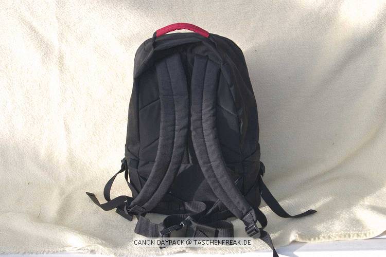 CANON DAYPACK\n\nFoto von Dieter Schrder - VIELEN DANK FR DAS TOLLE MAIL!\n\nKommentar des Nutzers:\n\nHallo Herr Langer,\nnun bersende ich ihnen weitere tasche fr ihre klasse Seite.\nAufgrund dieser Seite habe ich nun den passenden Rucksach fr mich gefunden.\n\n1. Rucksack >  Canon Daypack\n\nDies Daypack hat im unteren Bereich eine Einteilung fr Eine SLR mit zwei Objektiven + etwas Zuber.\nDer Rucksack ist insgesamt nicht so wertig wie der schwarze.\nOberes Fach ist ohne Unterteilung und nur als Daypack-Fach gedacht.\nDer Bauchgurt ist einfach, aber breit, gehalten.\nMasse sind : 44 * 31 * 21