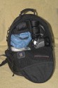 Canon Rucksack aus 2002\n\nFoto von Dieter Schrder - VIELEN DANK!\n\nKommentar des Nutzers:\n\nAls Anlage sende ich ihnen Aufnahmen von einem Canon Rucksack wohl aus dem Jahr 2002.\nInformationen dazu :\nGebraucht gekauft bei Ebay\nVerarbeitung sehr gut, mit sehr vielen Mglichkeiten der Kleinteilverstauung.\nberall finden sich kleine Taschen aussen. Sowohl an der Tasche als auch am Bauchgurt.\nSehr gute Schlieen am Bauchgurt mit Canon-Logo.\nReiverschlsse sind gegen Regen geschtzt.\nDer Boden ist gegen Schmutz gummiert und der Rucksack wohl auch Regenfest imprgniert Tragegurte sint gut gepolstert und schn breit.\nSehr angenehm den Tag ber zu tragen.\nRotes Logo auf dem Hauptfach.\nMae sind angegeben auf den Fotos.\nWenn alles drin ist, dann >\n1 300d mit 28-70\n1 300d mit 35-135 und Griff ed1\n75-300mm is\n50mm 1.8\n18-55 Kit\nKonverter\nBlitz 500 Sigma\nkleines Fernglas\nRegenjacke\nLadegert fr 12v\nReserveakkus\nSpeicherkarten\nund bestimmt noch mehr ;-))\nDann ca 12kg Gewicht\n\nber kleine Schlaufen lassen sich aussen noch Filmpatronen laden Und an kleinen Schlaufen unten  noch Trinkflasche und Stativ dranhngen.