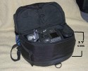 Canon Rucksack aus 2002\n\nFoto von Dieter Schrder - VIELEN DANK!\n\nKommentar des Nutzers:\n\nAls Anlage sende ich ihnen Aufnahmen von einem Canon Rucksack wohl aus dem Jahr 2002.\nInformationen dazu :\nGebraucht gekauft bei Ebay\nVerarbeitung sehr gut, mit sehr vielen Mglichkeiten der Kleinteilverstauung.\nberall finden sich kleine Taschen aussen. Sowohl an der Tasche als auch am Bauchgurt.\nSehr gute Schlieen am Bauchgurt mit Canon-Logo.\nReiverschlsse sind gegen Regen geschtzt.\nDer Boden ist gegen Schmutz gummiert und der Rucksack wohl auch Regenfest imprgniert Tragegurte sint gut gepolstert und schn breit.\nSehr angenehm den Tag ber zu tragen.\nRotes Logo auf dem Hauptfach.\nMae sind angegeben auf den Fotos.\nWenn alles drin ist, dann >\n1 300d mit 28-70\n1 300d mit 35-135 und Griff ed1\n75-300mm is\n50mm 1.8\n18-55 Kit\nKonverter\nBlitz 500 Sigma\nkleines Fernglas\nRegenjacke\nLadegert fr 12v\nReserveakkus\nSpeicherkarten\nund bestimmt noch mehr ;-))\nDann ca 12kg Gewicht\n\nber kleine Schlaufen lassen sich aussen noch Filmpatronen laden Und an kleinen Schlaufen unten  noch Trinkflasche und Stativ dranhngen.