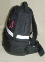 Canon Rucksack aus 2002\n\nFoto von Dieter Schrder - VIELEN DANK!\n\nKommentar des Nutzers:\n\nAls Anlage sende ich ihnen Aufnahmen von einem Canon Rucksack wohl aus dem Jahr 2002.\nInformationen dazu :\nGebraucht gekauft bei Ebay\nVerarbeitung sehr gut, mit sehr vielen Mglichkeiten der Kleinteilverstauung.\nberall finden sich kleine Taschen aussen. Sowohl an der Tasche als auch am Bauchgurt.\nSehr gute Schlieen am Bauchgurt mit Canon-Logo.\nReiverschlsse sind gegen Regen geschtzt.\nDer Boden ist gegen Schmutz gummiert und der Rucksack wohl auch Regenfest imprgniert Tragegurte sint gut gepolstert und schn breit.\nSehr angenehm den Tag ber zu tragen.\nRotes Logo auf dem Hauptfach.\nMae sind angegeben auf den Fotos.\nWenn alles drin ist, dann >\n1 300d mit 28-70\n1 300d mit 35-135 und Griff ed1\n75-300mm is\n50mm 1.8\n18-55 Kit\nKonverter\nBlitz 500 Sigma\nkleines Fernglas\nRegenjacke\nLadegert fr 12v\nReserveakkus\nSpeicherkarten\nund bestimmt noch mehr ;-))\nDann ca 12kg Gewicht\n\nber kleine Schlaufen lassen sich aussen noch Filmpatronen laden Und an kleinen Schlaufen unten  noch Trinkflasche und Stativ dranhngen.