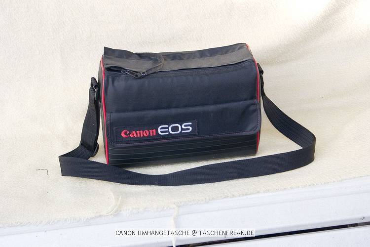 CANON UMHNGETASCHE\n\nFoto von Dieter Schrder - VIELEN DANK!\n\nKommentar des Nutzers:\n\nUmhngetasche mit Vortasche und zwei Unterteilern.\nvon oben mit Doppelreiverschlu zu ffnen\nfr eine SRL mit Objetiv und Zubehr.\ngestickter Schriftzug\nMasse : 310 * 150 * 200