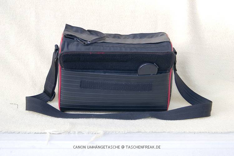 CANON UMHNGETASCHE\n\nFoto von Dieter Schrder - VIELEN DANK!\n\nKommentar des Nutzers:\n\nUmhngetasche mit Vortasche und zwei Unterteilern.\nvon oben mit Doppelreiverschlu zu ffnen\nfr eine SRL mit Objetiv und Zubehr.\ngestickter Schriftzug\nMasse : 310 * 150 * 200