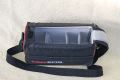 CANON UMHNGETASCHE\n\nFoto von Dieter Schrder - VIELEN DANK!\n\nKommentar des Nutzers:\n\nUmhngetasche mit Vortasche und zwei Unterteilern.\nvon oben mit Doppelreiverschlu zu ffnen\nfr eine SRL mit Objetiv und Zubehr.\ngestickter Schriftzug\nMasse : 310 * 150 * 200
