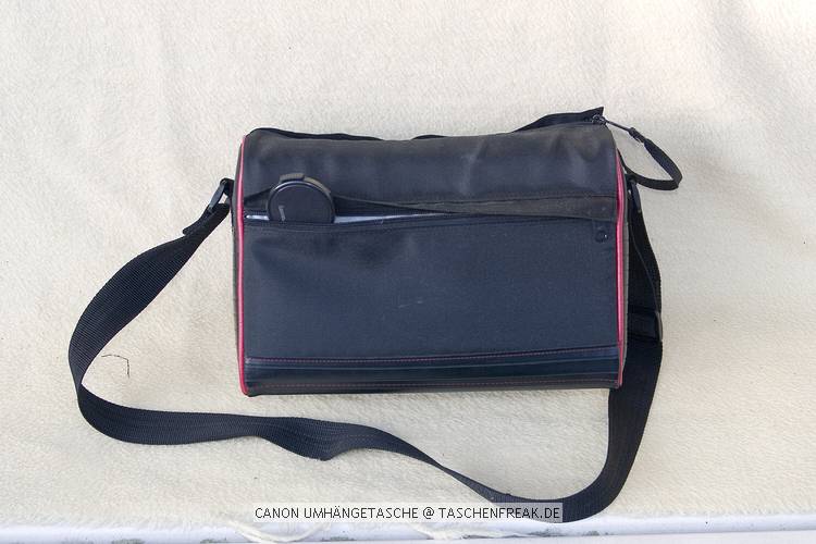 CANON UMHNGETASCHE\n\nFoto von Dieter Schrder - VIELEN DANK!\n\nKommentar des Nutzers:\n\nUmhngetasche mit Vortasche und zwei Unterteilern.\nvon oben mit Doppelreiverschlu zu ffnen\nfr eine SRL mit Objetiv und Zubehr.\ngestickter Schriftzug\nMasse : 310 * 150 * 200