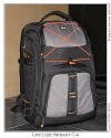 CaseLogic C4 - Back Pack\n\nFoto von Maarten Marchau - MANY THANKS TO BELGIUM!\n\nKommentar des Nutzers (Leider nur auf Belgisch):\n\ndeze middag van musse mijn nieuwe CaseLogic BackPack\nmogen ontvangen. natuurlijk was ik uiterst benieuwd of ik\ner alles zou in krijgen, dus meteen als ik thuiskwam vanavond\nde test gedaan. en ja hoor, alles zit er in\n\nen wat dan wel allemaal?\n\nen ik moet zeggen dat alles stevig zit, ik niet echt moet wringen\nom alles op z'n plaats te steken, maar er zal ook niks zomaar\nuitvallen. bv de 10D met grip zit goed, knelt nergens, maar het\nvraagt een kleine behendigheid om ze er ook zonder wringen in\nte "kantelen".\n\nhet materiaal dat er nu in zit gaat eigenlijk nooit allemaal mee.\nzo gebruik ik beide zooms (28-80 en 100-300) uiterst zelden.\nde 2.0 extender is ook maar tegen de volgende aankoop: een\n400f5.6 die dan mooi aan de zijkant kan worden bevestigd.\nook de laptop heb ik nog niet, maar er is ruim voldoende plaats.\nmocht je je afvragen of er nog wel ander gerief mee kan, hier\nnog een toemaatje:\n\nhoe hij zich in het veld gaat gedragen zal ik nog moeten uittesten,\nmaar voor zover ik ze al gedragen heb valt dat wel mee. enkel een\nborst-riem lijkt me te ontbreken, maar daar vind ik wel wat op .\n\nmoesten er nog mensen twijfelen, dan kunnen ze me\naltijd een berichtje sturen \n\n(Taschenfreak bernimmt keine Haftung und Gewhr fr den Textinhalt - da wir kein Belgisch knnen ...)