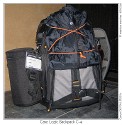 CaseLogic C4 - Back Pack\n\nFoto von Maarten Marchau - MANY THANKS TO BELGIUM!\n\nKommentar des Nutzers (Leider nur auf Belgisch):\n\ndeze middag van musse mijn nieuwe CaseLogic BackPack\nmogen ontvangen. natuurlijk was ik uiterst benieuwd of ik\ner alles zou in krijgen, dus meteen als ik thuiskwam vanavond\nde test gedaan. en ja hoor, alles zit er in\n\nen wat dan wel allemaal?\n\nen ik moet zeggen dat alles stevig zit, ik niet echt moet wringen\nom alles op z'n plaats te steken, maar er zal ook niks zomaar\nuitvallen. bv de 10D met grip zit goed, knelt nergens, maar het\nvraagt een kleine behendigheid om ze er ook zonder wringen in\nte "kantelen".\n\nhet materiaal dat er nu in zit gaat eigenlijk nooit allemaal mee.\nzo gebruik ik beide zooms (28-80 en 100-300) uiterst zelden.\nde 2.0 extender is ook maar tegen de volgende aankoop: een\n400f5.6 die dan mooi aan de zijkant kan worden bevestigd.\nook de laptop heb ik nog niet, maar er is ruim voldoende plaats.\nmocht je je afvragen of er nog wel ander gerief mee kan, hier\nnog een toemaatje:\n\nhoe hij zich in het veld gaat gedragen zal ik nog moeten uittesten,\nmaar voor zover ik ze al gedragen heb valt dat wel mee. enkel een\nborst-riem lijkt me te ontbreken, maar daar vind ik wel wat op .\n\nmoesten er nog mensen twijfelen, dan kunnen ze me\naltijd een berichtje sturen \n\n(Taschenfreak bernimmt keine Haftung und Gewhr fr den Textinhalt - da wir kein Belgisch knnen ...)