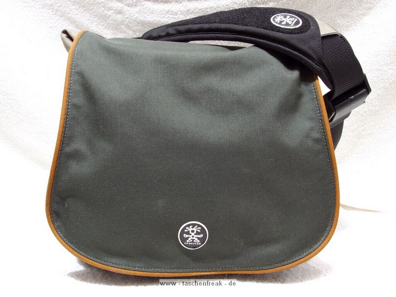 CRUMPLER - 15 LOVE\n\nFoto und Text von Frank Menzel - VIELEN DANK!\n\nKommentar:\n\nHallo Jrg,\n \nanbei einige Bilder von meiner Crumpler 15-Love. Die ist zwar nicht mehr im aktuellen Programm fehlt aber auf Deiner Seite.\n \nKommentar:\nDie Tasche ist aus sehr robustem Material gefertigt, aber eben geade deswegen auch sehr steif was den Deckel angeht. Die Inneneinteilung ist klassisch gehalten. Als kleine Besonderheit befindet sich ein "Geheimfach" unterhalb des Hauptfachs, welches erst ber eine zweite Lasche im Frontfach erreichbar ist. Der Schultergurt ist sehr lang und passt auch XXL-Menschen. Wirklicher Nachteil ist ein fehlender Tragegriff und das der Gurt im schrgen Winkel an der Tasche angenht ist, so dass die Tasche bei schlanken Menschen immer schief am Krper hngt.\n \nDanke und mit freundlichen Gren\nFrank Menzel