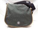CRUMPLER - 15 LOVE\n\nFoto und Text von Frank Menzel - VIELEN DANK!\n\nKommentar:\n\nHallo Jrg,\n \nanbei einige Bilder von meiner Crumpler 15-Love. Die ist zwar nicht mehr im aktuellen Programm fehlt aber auf Deiner Seite.\n \nKommentar:\nDie Tasche ist aus sehr robustem Material gefertigt, aber eben geade deswegen auch sehr steif was den Deckel angeht. Die Inneneinteilung ist klassisch gehalten. Als kleine Besonderheit befindet sich ein "Geheimfach" unterhalb des Hauptfachs, welches erst ber eine zweite Lasche im Frontfach erreichbar ist. Der Schultergurt ist sehr lang und passt auch XXL-Menschen. Wirklicher Nachteil ist ein fehlender Tragegriff und das der Gurt im schrgen Winkel an der Tasche angenht ist, so dass die Tasche bei schlanken Menschen immer schief am Krper hngt.\n \nDanke und mit freundlichen Gren\nFrank Menzel