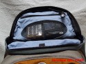 CRUMPLER - 15 LOVE\n\nFoto und Text von Frank Menzel - VIELEN DANK!\n\nKommentar:\n\nHallo Jrg,\n \nanbei einige Bilder von meiner Crumpler 15-Love. Die ist zwar nicht mehr im aktuellen Programm fehlt aber auf Deiner Seite.\n \nKommentar:\nDie Tasche ist aus sehr robustem Material gefertigt, aber eben geade deswegen auch sehr steif was den Deckel angeht. Die Inneneinteilung ist klassisch gehalten. Als kleine Besonderheit befindet sich ein "Geheimfach" unterhalb des Hauptfachs, welches erst ber eine zweite Lasche im Frontfach erreichbar ist. Der Schultergurt ist sehr lang und passt auch XXL-Menschen. Wirklicher Nachteil ist ein fehlender Tragegriff und das der Gurt im schrgen Winkel an der Tasche angenht ist, so dass die Tasche bei schlanken Menschen immer schief am Krper hngt.\n \nDanke und mit freundlichen Gren\nFrank Menzel