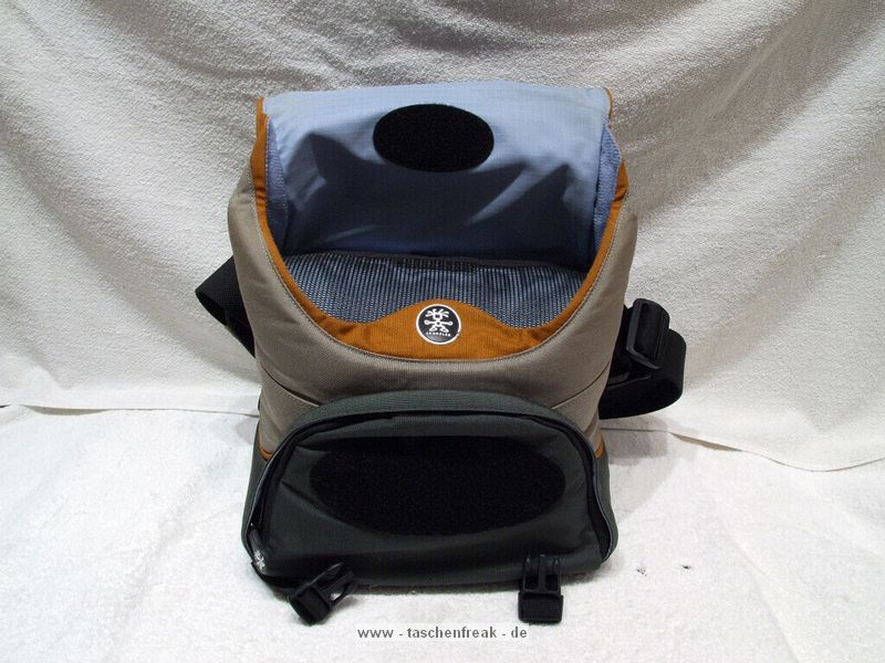 CRUMPLER - 15 LOVE\n\nFoto und Text von Frank Menzel - VIELEN DANK!\n\nKommentar:\n\nHallo Jrg,\n \nanbei einige Bilder von meiner Crumpler 15-Love. Die ist zwar nicht mehr im aktuellen Programm fehlt aber auf Deiner Seite.\n \nKommentar:\nDie Tasche ist aus sehr robustem Material gefertigt, aber eben geade deswegen auch sehr steif was den Deckel angeht. Die Inneneinteilung ist klassisch gehalten. Als kleine Besonderheit befindet sich ein "Geheimfach" unterhalb des Hauptfachs, welches erst ber eine zweite Lasche im Frontfach erreichbar ist. Der Schultergurt ist sehr lang und passt auch XXL-Menschen. Wirklicher Nachteil ist ein fehlender Tragegriff und das der Gurt im schrgen Winkel an der Tasche angenht ist, so dass die Tasche bei schlanken Menschen immer schief am Krper hngt.\n \nDanke und mit freundlichen Gren\nFrank Menzel