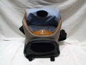 CRUMPLER - 15 LOVE\n\nFoto und Text von Frank Menzel - VIELEN DANK!\n\nKommentar:\n\nHallo Jrg,\n \nanbei einige Bilder von meiner Crumpler 15-Love. Die ist zwar nicht mehr im aktuellen Programm fehlt aber auf Deiner Seite.\n \nKommentar:\nDie Tasche ist aus sehr robustem Material gefertigt, aber eben geade deswegen auch sehr steif was den Deckel angeht. Die Inneneinteilung ist klassisch gehalten. Als kleine Besonderheit befindet sich ein "Geheimfach" unterhalb des Hauptfachs, welches erst ber eine zweite Lasche im Frontfach erreichbar ist. Der Schultergurt ist sehr lang und passt auch XXL-Menschen. Wirklicher Nachteil ist ein fehlender Tragegriff und das der Gurt im schrgen Winkel an der Tasche angenht ist, so dass die Tasche bei schlanken Menschen immer schief am Krper hngt.\n \nDanke und mit freundlichen Gren\nFrank Menzel