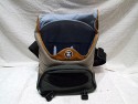 CRUMPLER - 15 LOVE\n\nFoto und Text von Frank Menzel - VIELEN DANK!\n\nKommentar:\n\nHallo Jrg,\n \nanbei einige Bilder von meiner Crumpler 15-Love. Die ist zwar nicht mehr im aktuellen Programm fehlt aber auf Deiner Seite.\n \nKommentar:\nDie Tasche ist aus sehr robustem Material gefertigt, aber eben geade deswegen auch sehr steif was den Deckel angeht. Die Inneneinteilung ist klassisch gehalten. Als kleine Besonderheit befindet sich ein "Geheimfach" unterhalb des Hauptfachs, welches erst ber eine zweite Lasche im Frontfach erreichbar ist. Der Schultergurt ist sehr lang und passt auch XXL-Menschen. Wirklicher Nachteil ist ein fehlender Tragegriff und das der Gurt im schrgen Winkel an der Tasche angenht ist, so dass die Tasche bei schlanken Menschen immer schief am Krper hngt.\n \nDanke und mit freundlichen Gren\nFrank Menzel