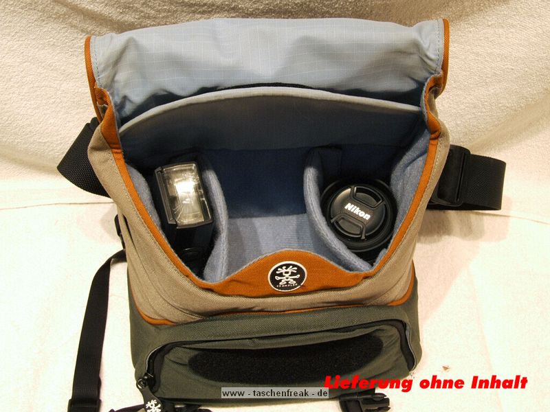 CRUMPLER - 15 LOVE\n\nFoto und Text von Frank Menzel - VIELEN DANK!\n\nKommentar:\n\nHallo Jrg,\n \nanbei einige Bilder von meiner Crumpler 15-Love. Die ist zwar nicht mehr im aktuellen Programm fehlt aber auf Deiner Seite.\n \nKommentar:\nDie Tasche ist aus sehr robustem Material gefertigt, aber eben geade deswegen auch sehr steif was den Deckel angeht. Die Inneneinteilung ist klassisch gehalten. Als kleine Besonderheit befindet sich ein "Geheimfach" unterhalb des Hauptfachs, welches erst ber eine zweite Lasche im Frontfach erreichbar ist. Der Schultergurt ist sehr lang und passt auch XXL-Menschen. Wirklicher Nachteil ist ein fehlender Tragegriff und das der Gurt im schrgen Winkel an der Tasche angenht ist, so dass die Tasche bei schlanken Menschen immer schief am Krper hngt.\n \nDanke und mit freundlichen Gren\nFrank Menzel