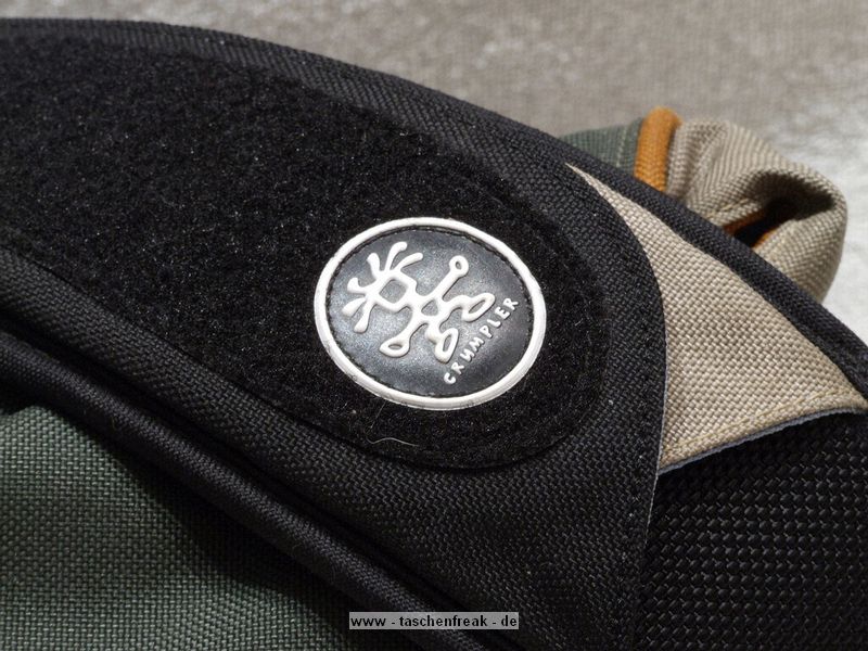 CRUMPLER - 15 LOVE\n\nFoto und Text von Frank Menzel - VIELEN DANK!\n\nKommentar:\n\nHallo Jrg,\n \nanbei einige Bilder von meiner Crumpler 15-Love. Die ist zwar nicht mehr im aktuellen Programm fehlt aber auf Deiner Seite.\n \nKommentar:\nDie Tasche ist aus sehr robustem Material gefertigt, aber eben geade deswegen auch sehr steif was den Deckel angeht. Die Inneneinteilung ist klassisch gehalten. Als kleine Besonderheit befindet sich ein "Geheimfach" unterhalb des Hauptfachs, welches erst ber eine zweite Lasche im Frontfach erreichbar ist. Der Schultergurt ist sehr lang und passt auch XXL-Menschen. Wirklicher Nachteil ist ein fehlender Tragegriff und das der Gurt im schrgen Winkel an der Tasche angenht ist, so dass die Tasche bei schlanken Menschen immer schief am Krper hngt.\n \nDanke und mit freundlichen Gren\nFrank Menzel
